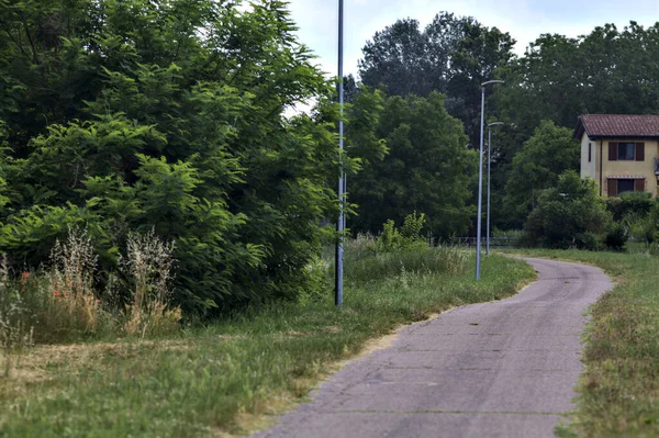 Carril Bici Junto Arroyo Agua Las Afueras Pueblo Campo Italiano — Foto de Stock