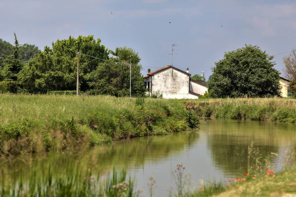 Cyklistická Stezka Potoka Vody Okraji Vesnice Italské Krajině Létě — Stock fotografie