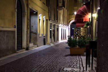 Yazın bir İtalyan kasabasında bir sokak.