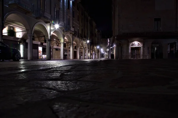 Rua Delimitada Por Pórtico Uma Cidade Italiana Verão — Fotografia de Stock