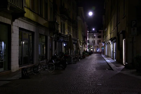 Straat Begrensd Door Een Veranda Een Italiaanse Stad Zomer — Stockfoto