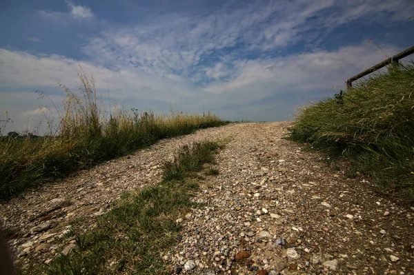 Sendero Grava Que Conduce Enbankment Con Cielo Nublado Como Fondo —  Fotos de Stock