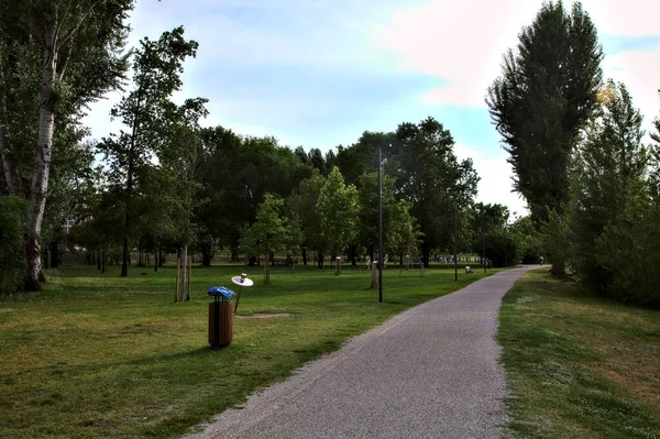 Cykelväg Park Vid Sjö Vid Solnedgången — Stockfoto