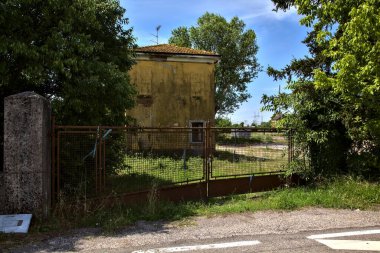 Terk edilmiş bir binanın önündeki kapalı kapı.