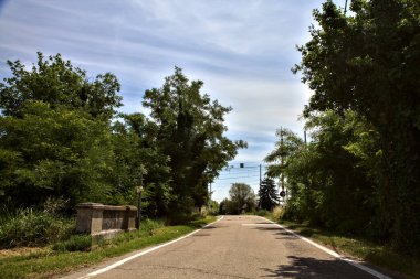 Yaz ortasında İtalya kırsalında demiryolu geçidi.