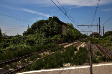 Yaz ortasında İtalya kırsalında terk edilmiş bir istasyon.
