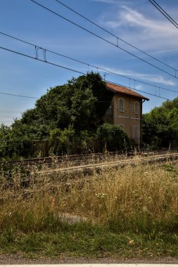 Yaz ortasında İtalya kırsalında terk edilmiş bir istasyon.
