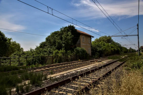 Yaz Ortasında Talya Kırsalında Terk Edilmiş Bir Istasyon — Stok fotoğraf