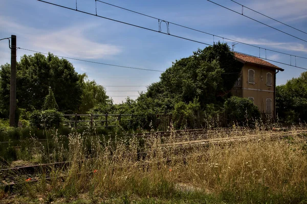 Yaz Ortasında Talya Kırsalında Terk Edilmiş Bir Istasyon — Stok fotoğraf
