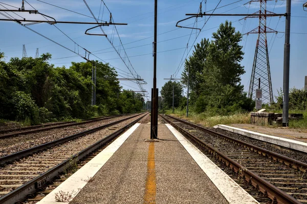 Tory Kolejowe Widziane Peronu Pustej Stacji Włoskiej Wsi Południe Lecie — Zdjęcie stockowe
