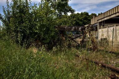 Yaz ortasında İtalya kırsalında bir istasyonda çıkmaz sokak.