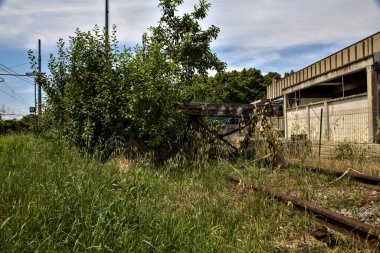 Yaz ortasında İtalya kırsalında bir istasyonda çıkmaz sokak.