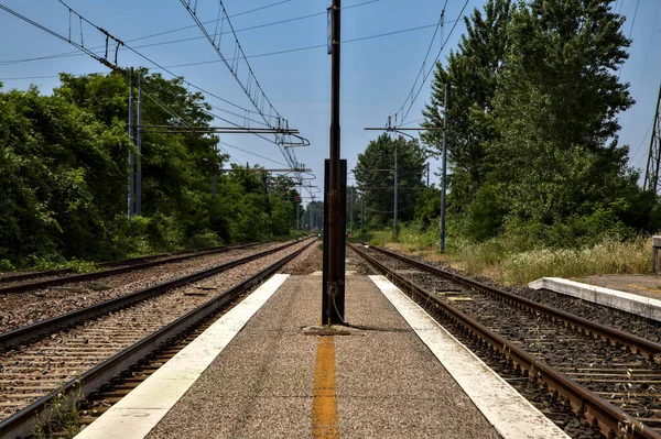 Caminhos Ferro Vistos Uma Plataforma Uma Estação Vazia Zona Rural — Fotografia de Stock