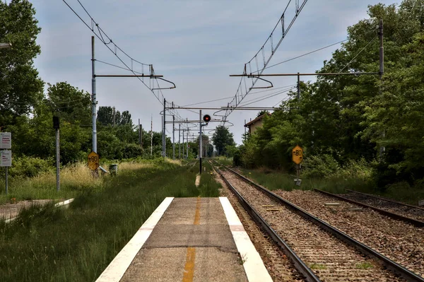 Caminhos Ferro Vistos Uma Plataforma Uma Estação Vazia Zona Rural — Fotografia de Stock