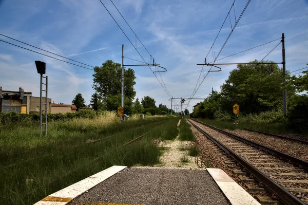 Spoorwegen Vanaf Een Perron Van Een Leeg Station Het Italiaanse — Stockfoto