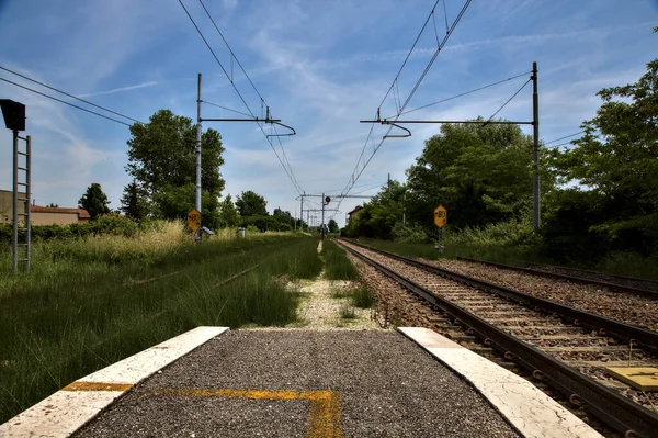 Järnvägsspår Sett Utifrån Plattform Tom Station Den Italienska Landsbygden Vid — Stockfoto