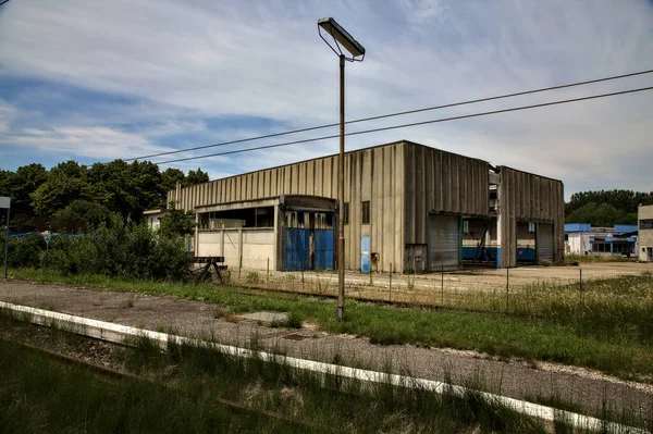 在意大利农村的一个铁路旁 一个废弃的大院被废弃了 — 图库照片