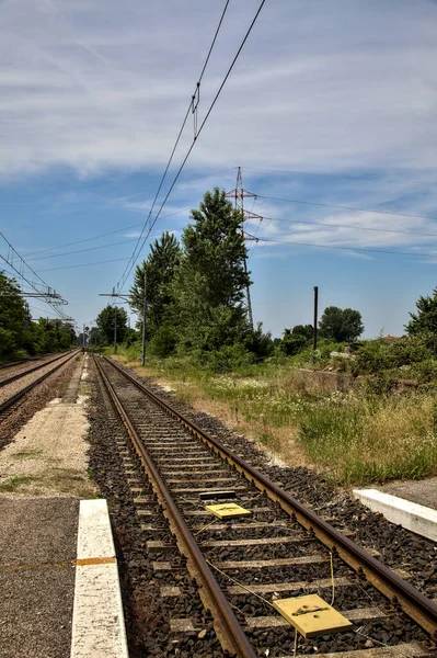 Vasúti Sínek Egy Üres Állomás Peronjáról Olaszországi Vidéken Nyáron Délben — Stock Fotó