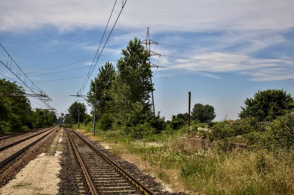 Caminhos Ferro Vistos Uma Plataforma Uma Estação Vazia Zona Rural — Fotografia de Stock