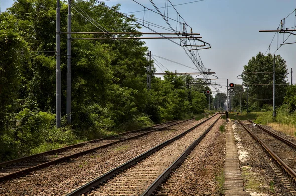 Caminhos Ferro Vistos Uma Plataforma Uma Estação Vazia Zona Rural — Fotografia de Stock