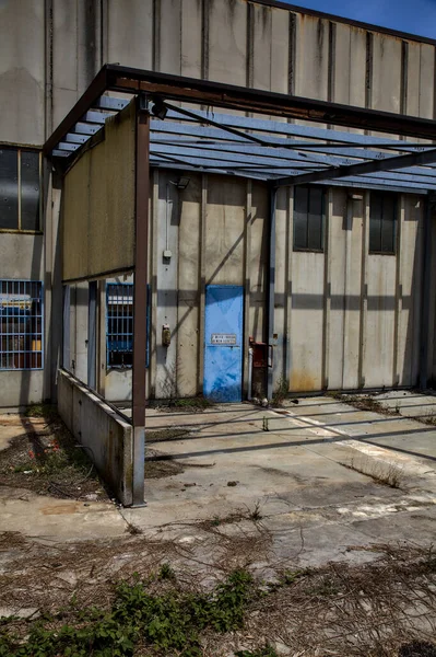 Fachada Una Fábrica Abandonada Con Una Puerta Azul Claro — Foto de Stock
