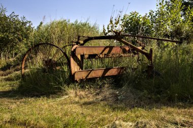 Yazın gün batımında İtalya 'nın kırsalında terk edilmiş bir harabe.