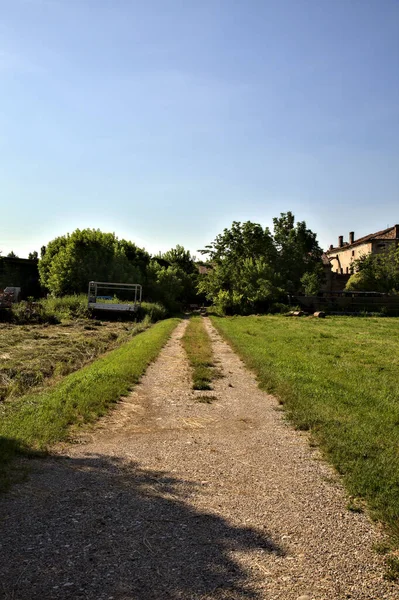 Caminho Terra Para Uma Mansão Abandonada Campo Italiano Verão — Fotografia de Stock