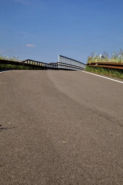 Passagem Elevada Uma Ciclovia Campo Italiano Pôr Sol Verão — Fotografia de Stock