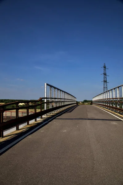 Vyvýšená Chodba Cyklistické Stezky Italském Venkově Při Západu Slunce Létě — Stock fotografie