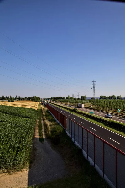 意大利乡间的高速公路 夏天从一座桥的上方看去 — 图库照片