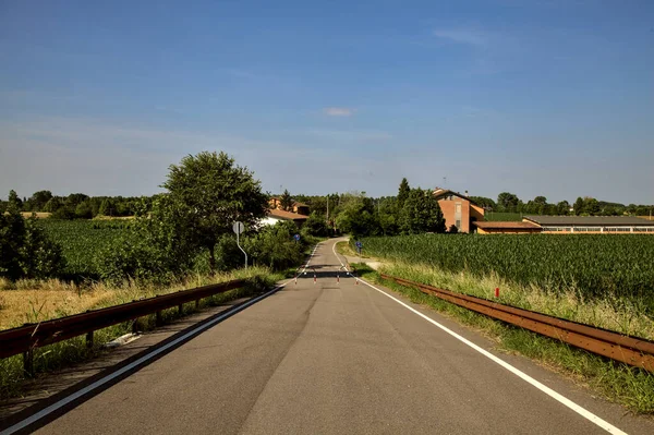 Passagen Cykelväg Den Italienska Landsbygden Som Leder Till Grupp Hus — Stockfoto