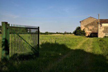 Yazın gün batımında terk edilmiş bir evde.