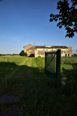 Yazın gün batımında terk edilmiş bir evde.