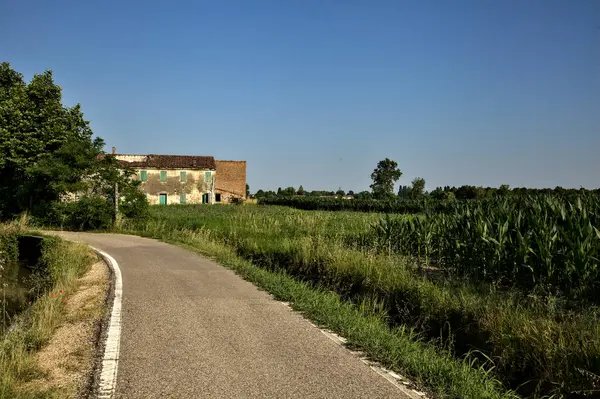 Landstraße Mit Feldern Und Einem Verlassenen Herrenhaus Ende Sommer Bei — Stockfoto