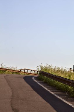 Yazın gün batımında İtalya kırsalında bisiklet yolunun yükseltilmiş geçidi.