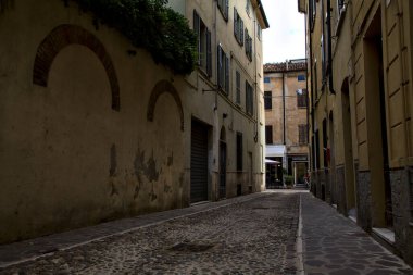 Dar sokaklar gölgede