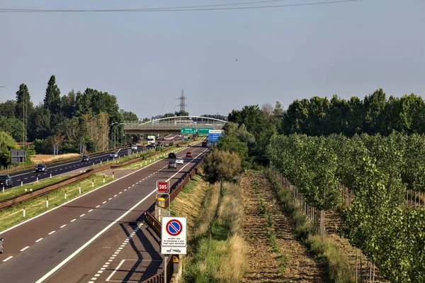 意大利乡间的高速公路 夏天从一座桥的上方看去 — 图库照片