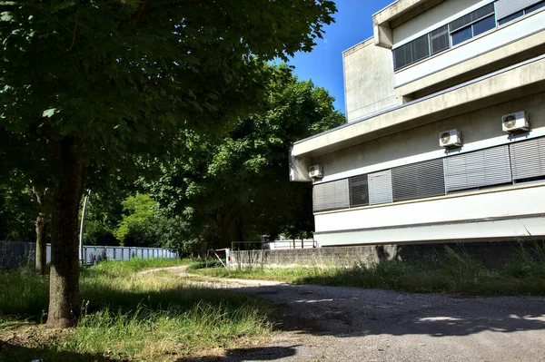 Gedeelte Van Een Gebouw Een Pad Omringd Door Een Burcht — Stockfoto