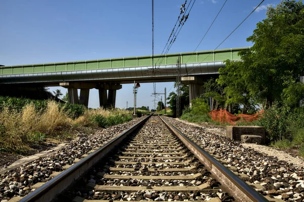 Σιδηροδρομικές Γραμμές Δίπλα Μια Γέφυρα Στην Ιταλική Ύπαιθρο Καλοκαίρι — Φωτογραφία Αρχείου