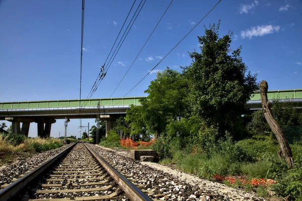 Spoorweg Naast Een Viaduct Het Italiaanse Platteland Zomer — Stockfoto