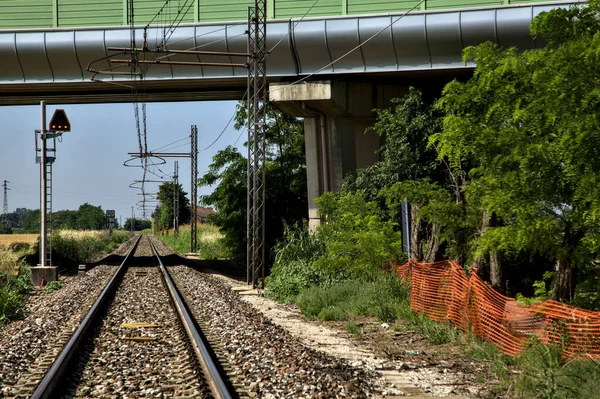 Spoorweg Naast Een Viaduct Het Italiaanse Platteland Zomer — Stockfoto