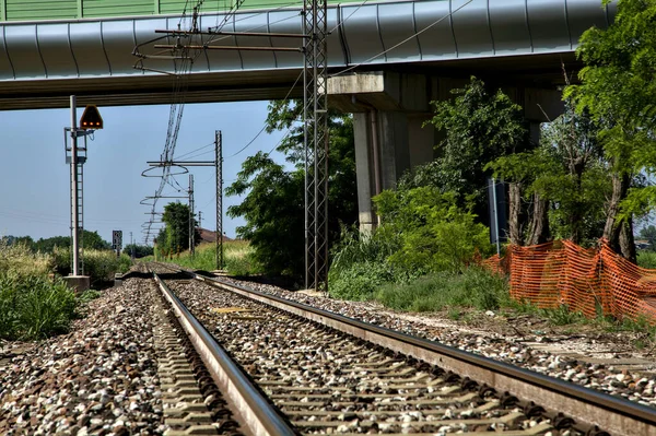 Σιδηροδρομικές Γραμμές Δίπλα Μια Γέφυρα Στην Ιταλική Ύπαιθρο Καλοκαίρι — Φωτογραφία Αρχείου