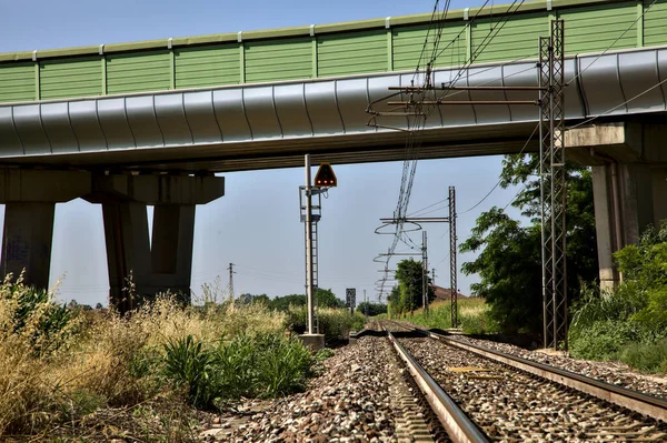 Järnvägsspår Intill Viadukt Den Italienska Landsbygden Sommaren — Stockfoto