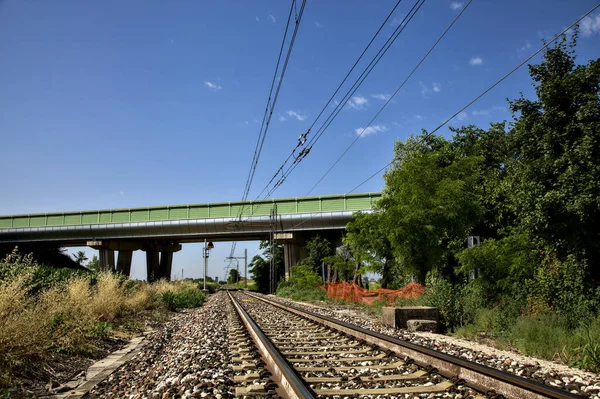 Yazın Talya Kırsalında Bir Viyadük Yanındaki Tren Yolu — Stok fotoğraf