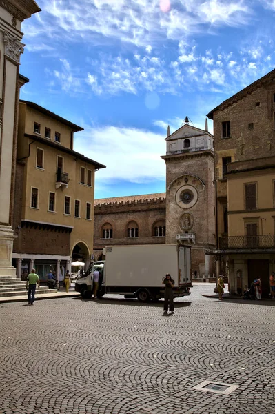 Praça Entre Casas Com Uma Torre Sino Dia Claro Verão — Fotografia de Stock