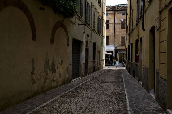 Strada Stretta All Ombra — Foto Stock