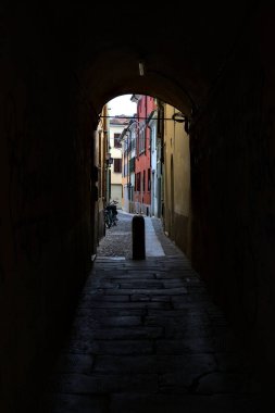 Gölgede dar bir sokak.