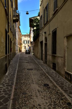 Dar sokaklar gölgede