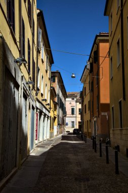 Dar bir sokakta açık bir yaz gününde