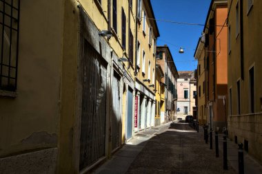 Dar bir sokakta açık bir yaz gününde